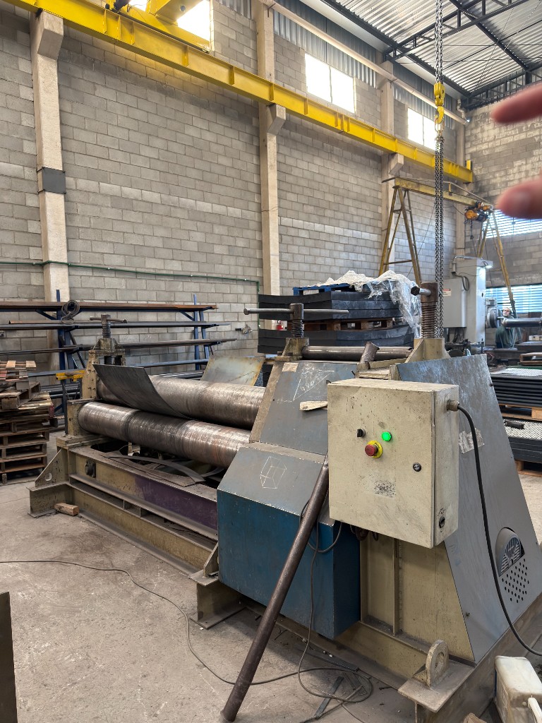 Calandra industrial de três rolos para curvamento de chapas metálicas no galpão da SteelForte em Sorocaba