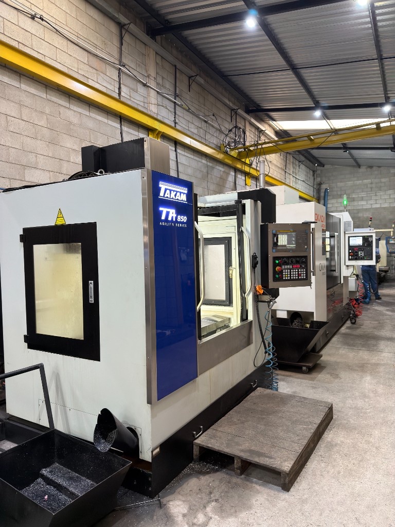 Centros de usinagem CNC Takam TA 850 e Okada em operação no galpão industrial da SteelForte