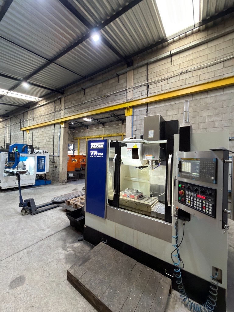 Centro de usinagem CNC Takam TA 850 Agility Series na oficina de usinagem da SteelForte em Sorocaba