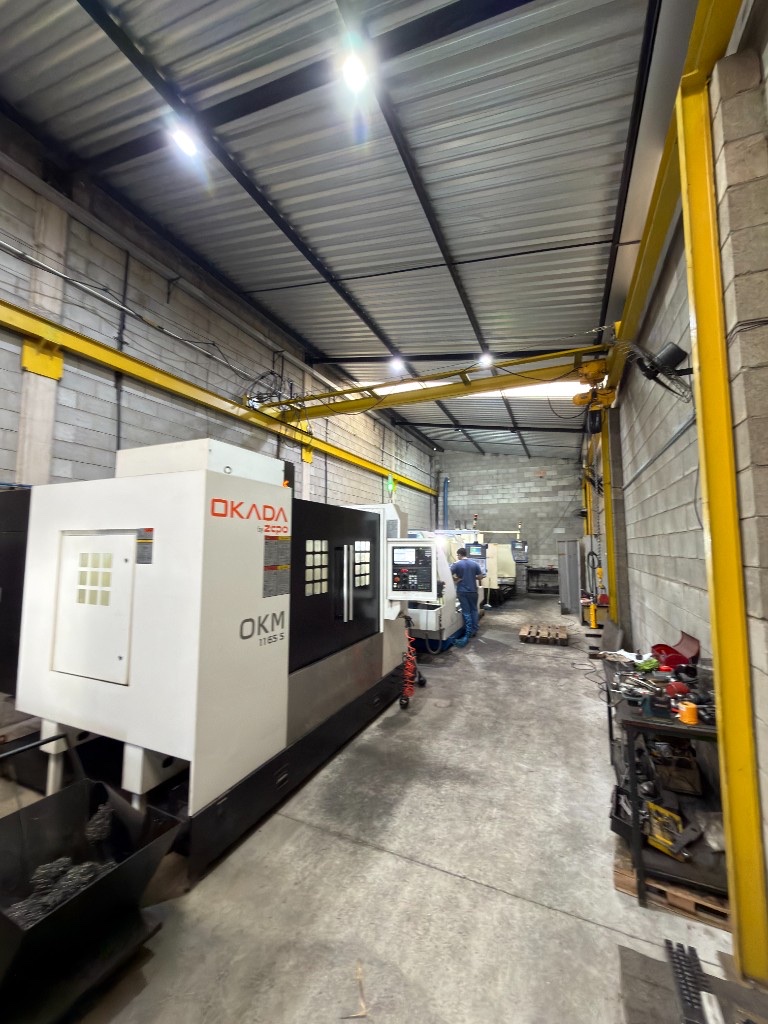 Máquina CNC Okada OKM 1165 S para usinagem vertical de precisão na SteelForte Caldeiraria Sorocaba