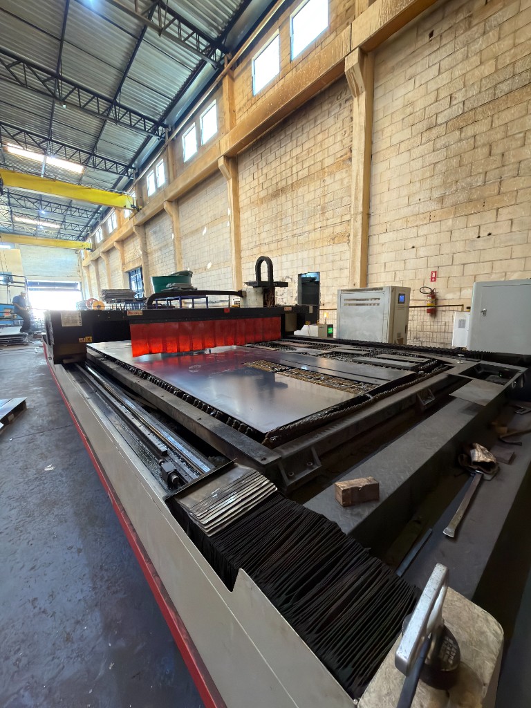 Máquina de corte a laser com mesa 6000×2500 mm, potência de 12 kW e corte até 38 mm em aço carbono no galpão da SteelForte em Sorocaba