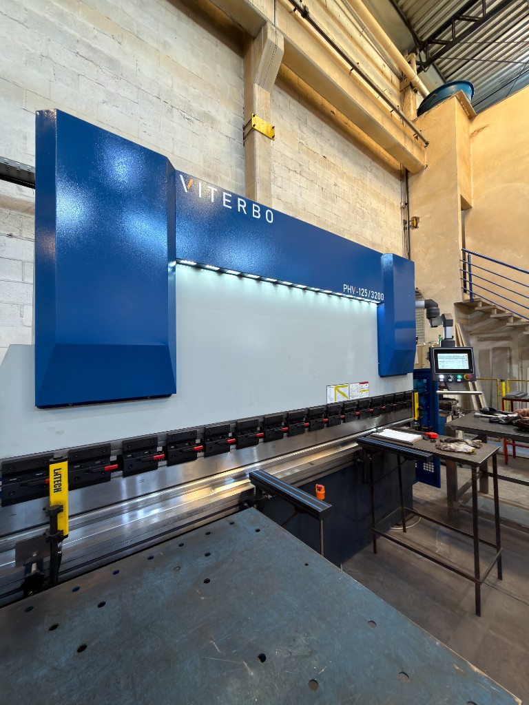 Dobradora hidráulica Viterbo PHV-125/3200 para conformação de chapas metálicas na SteelForte Sorocaba