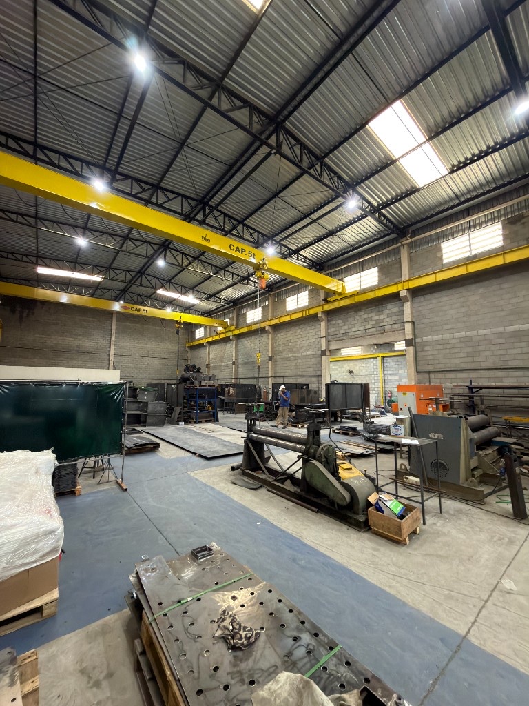 Processo de fabricação de chapas metálicas com calandra industrial e ponte rolante de 5 toneladas na SteelForte Sorocaba