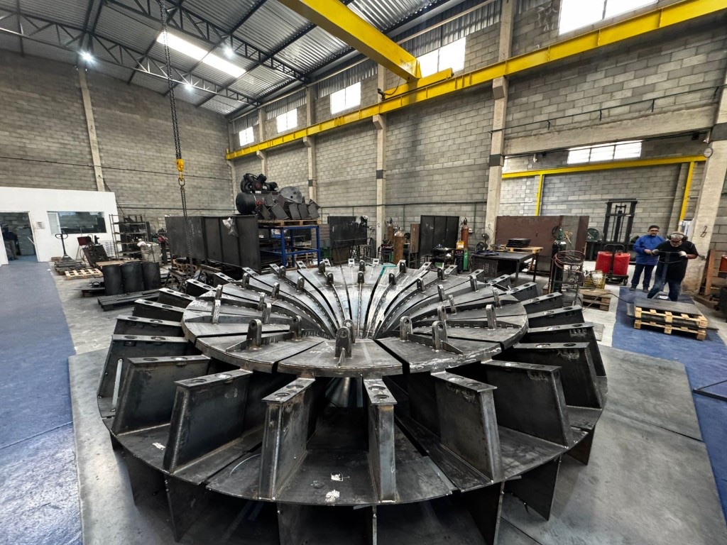 Fabricação de estrutura circular de grande porte em caldeiraria industrial da SteelForte em Sorocaba