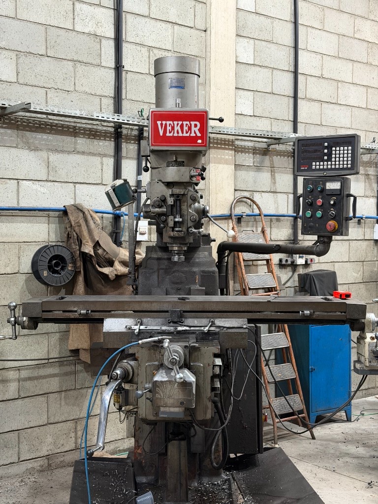 Fresadora industrial Veker com display digital para usinagem de precisão na SteelForte