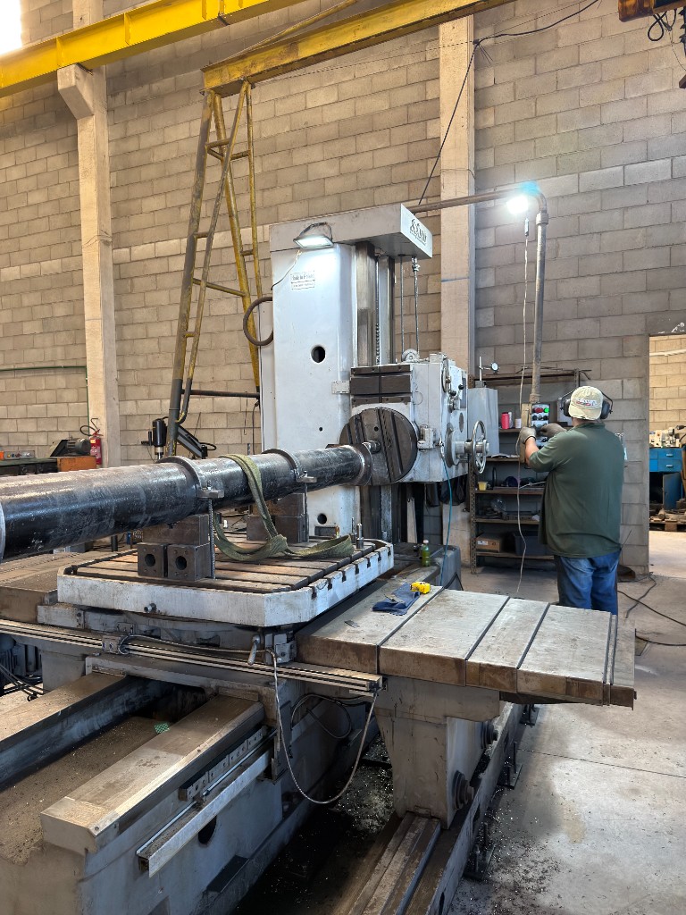 Mandrilhadora horizontal San Rocco usinando peça cilíndrica de grande porte na SteelForte Sorocaba