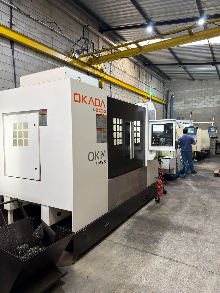 Centro de usinagem vertical Okada OKM 1165 S com painel de controle na fábrica da SteelForte