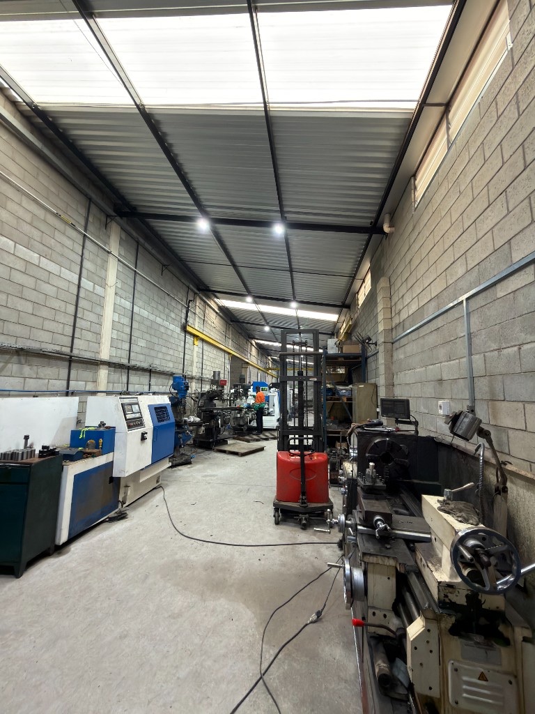 Oficina de usinagem da SteelForte com tornos, fresadoras e máquinas CNC em Sorocaba SP