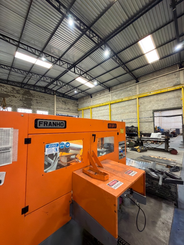 Serra de fita industrial Franho FM 500 A para corte de metais no galpão da SteelForte Caldeiraria em Sorocaba