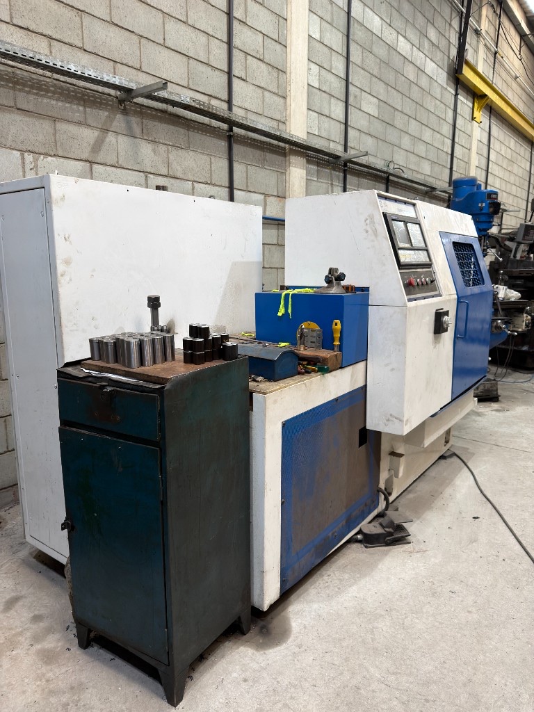 Torno CNC industrial para usinagem de precisão com armário de ferramentas na SteelForte Sorocaba